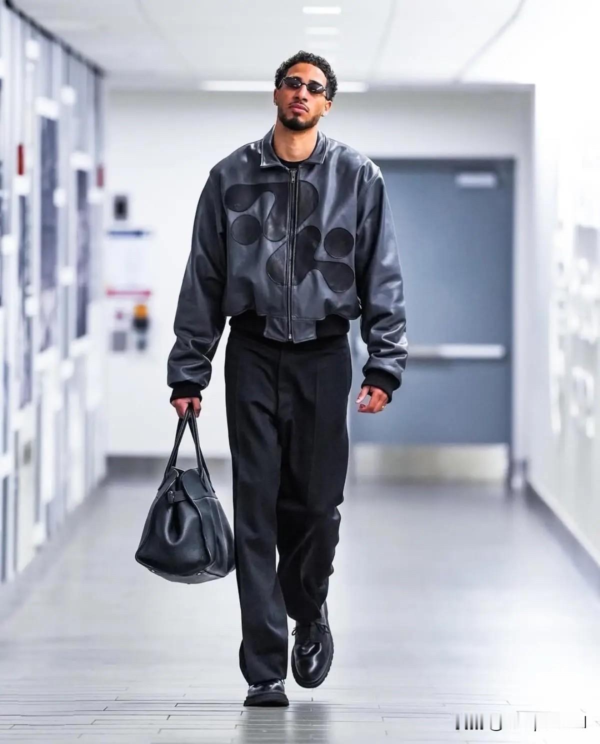 今日NBA季后赛步行者主场迎战尼克斯的比赛正在进行中。赛前入场环节，步行者队