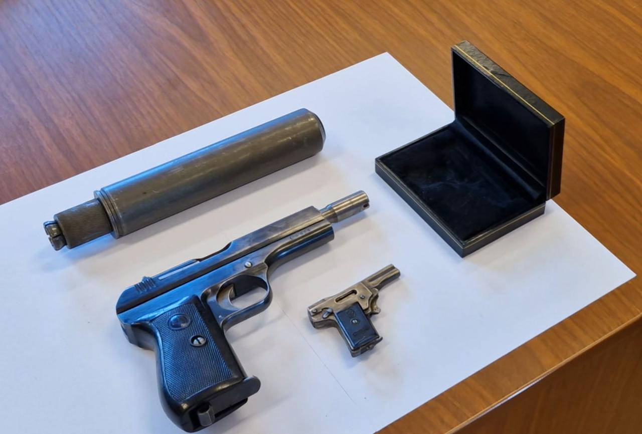 vz.27手枪（原收藏者估计有些背景，此枪一般由情报部门使用），以及一把2.7