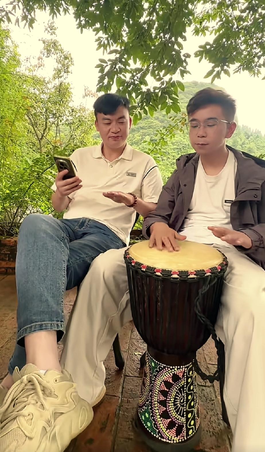 小杨弟弟与大龙落脚在云南腾冲的一家民宿，闲暇时刻，二人组成“龙杨组合”即兴表演。