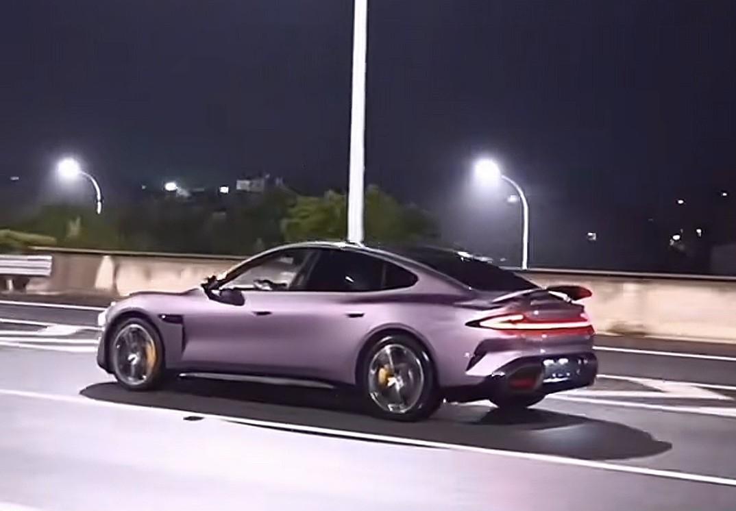 小米召回11.6万辆电车，官方说法是，进行辅助驾驶软件升级，但网友们对此非