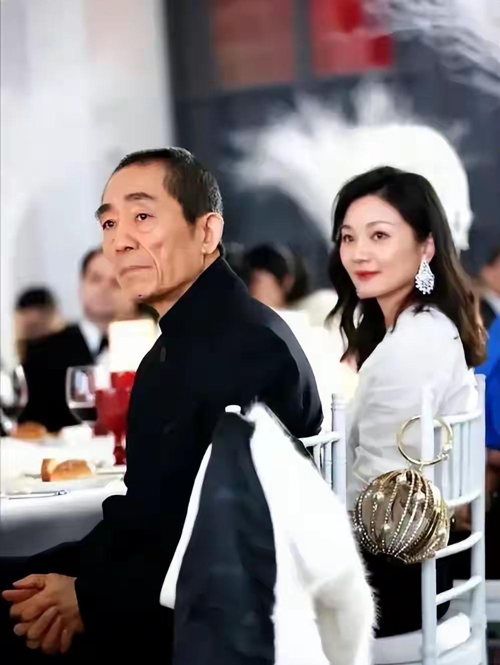 76岁张艺谋真的太有面儿了！他和陈婷22岁的二儿子张壹丁，今年从耶鲁大学顺利毕业