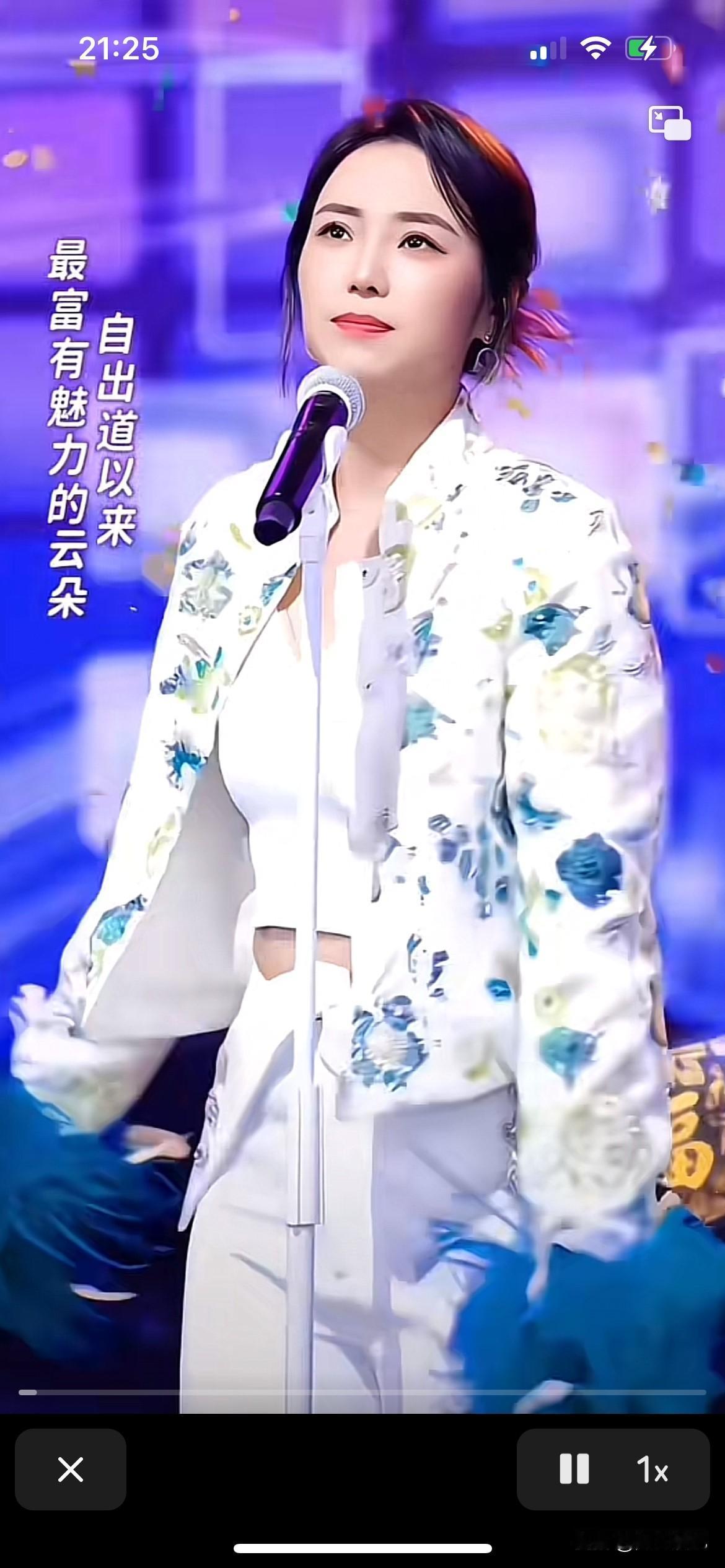 云朵老师这次真的大胆，竟然露出肚脐那么短的衣服，真给粉丝福利了，确实很漂亮。