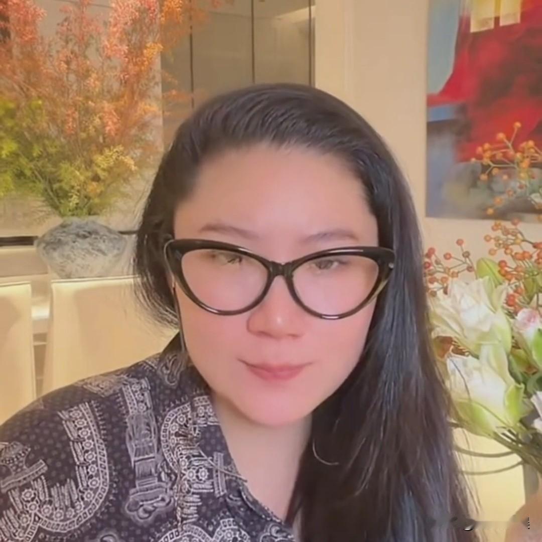 9月14日，谢贤前女友Coco直播时坦言，她同时喜欢张柏芝王菲，这并不冲突。