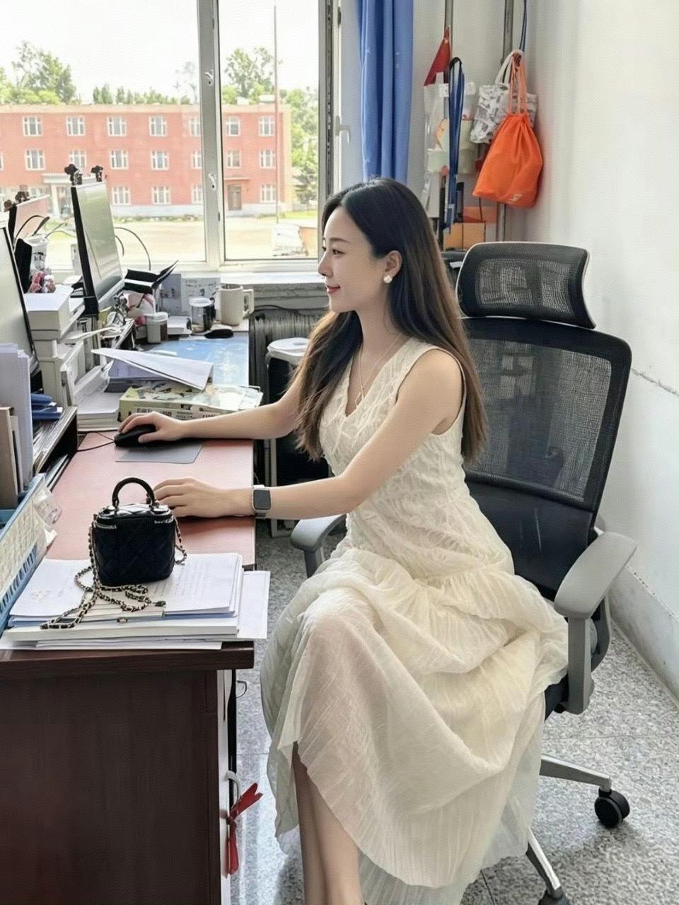 这位老师一个月工资4500，为什么还天天精神饱满，工作有精神？很多人工资1450