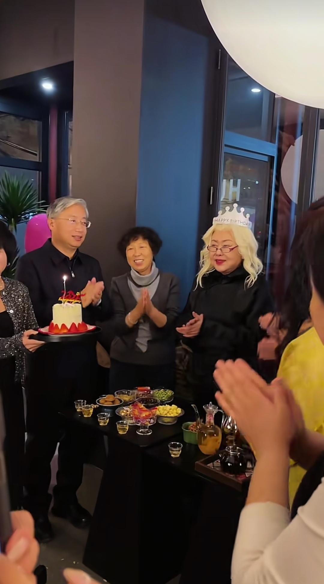 2026年1月20日，剧组片场，一场简单的生日会。76岁的斯琴高娃老师，还戴