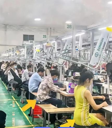 最近不少国内防弹衣厂都在加班加点生产，国外订单一个接一个，根本停不下来。从长