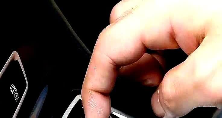 开车回家，不少人停稳后顺手按下电子手刹，以为完成了“停车仪式”，殊不知，这个看似
