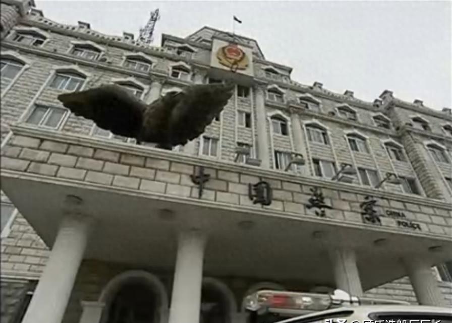 现场除了两具尸体，还躺着个没人认识的年轻男人。这第三具尸体，身上中了好几刀，明