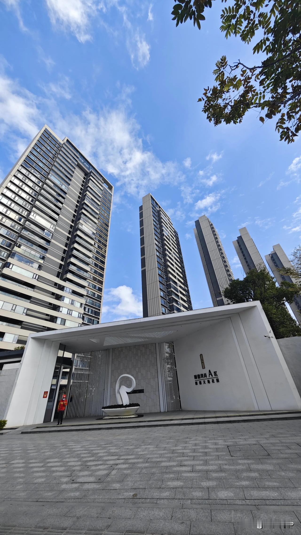 作为南沙最高端的楼盘之一，大家觉得颐德湾尚这个大门如何？