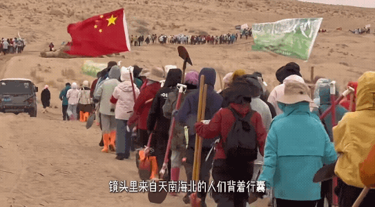 西方环保：扎轮胎堵路；中国环保：沙漠种树四十年！西方环保：欧洲街头，一群穿着亮