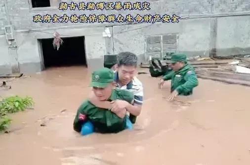 缅北消息，近日果敢地区也下了大暴雨，老街和孟固县都发生洪灾。老街附近有一家3口被