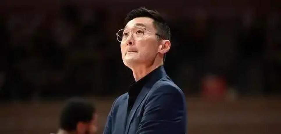 别再说新疆队缺人了。他们缺的，是把一堆好菜炒熟的锅。你给刘炜齐麟这张彩票，