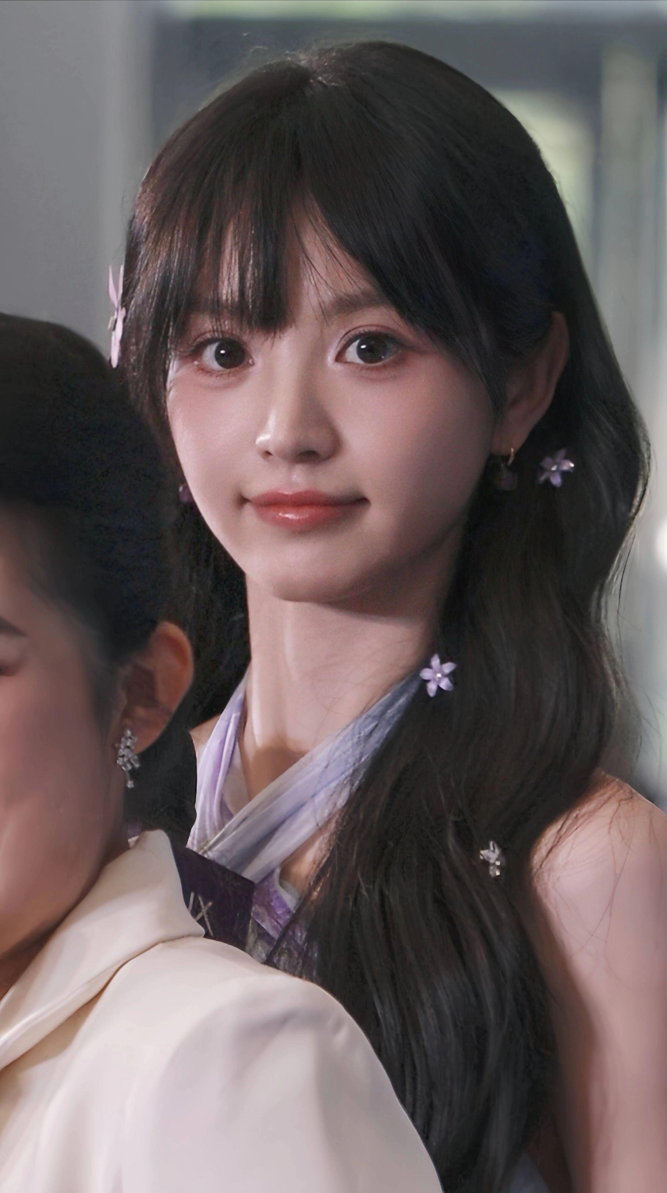 田曦薇：线下活动溢出屏幕的美貌。