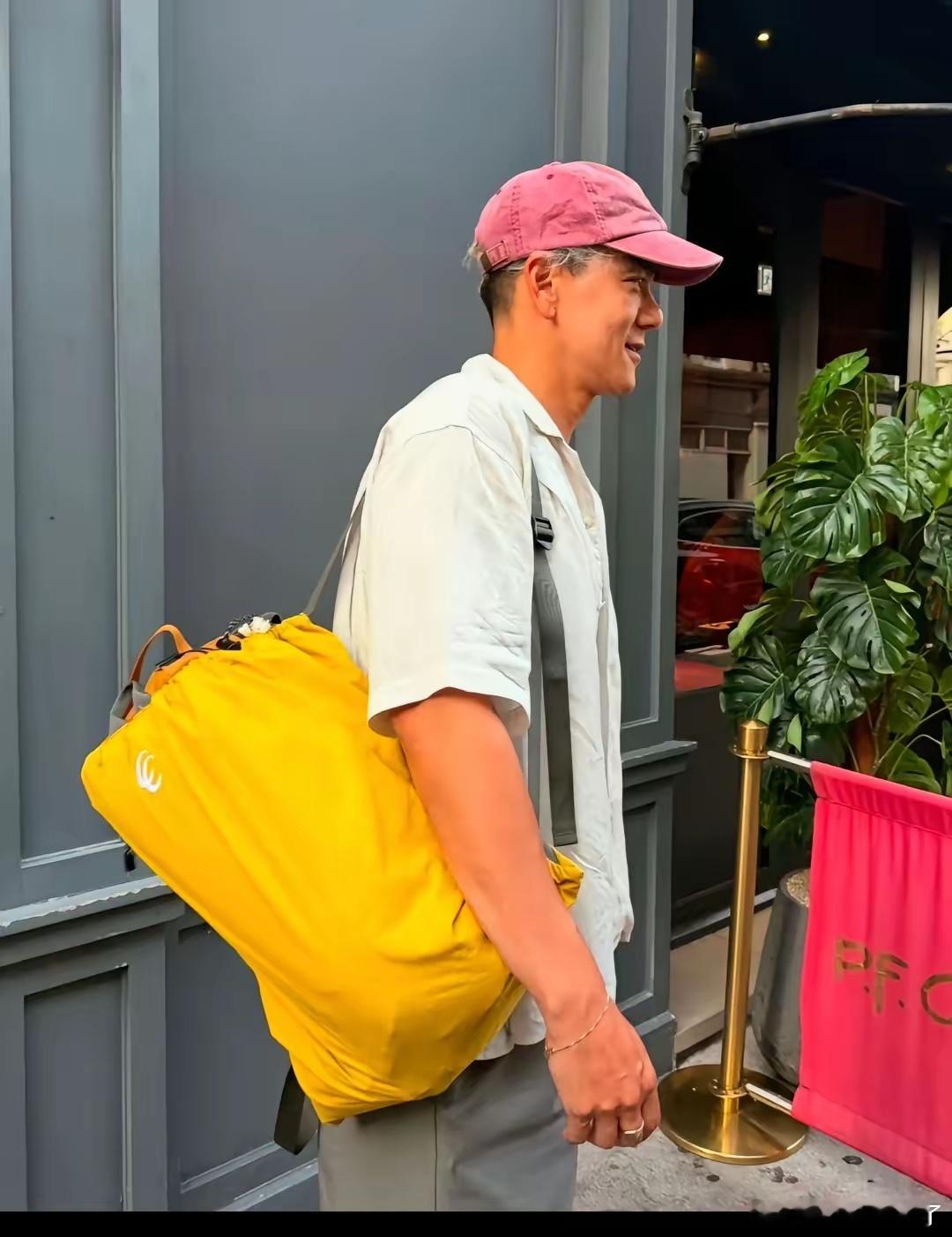 是我看错了吗？他怎么会有白发呢？