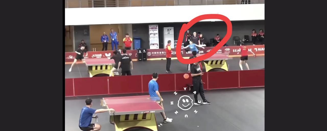 王曼昱训练时，体能教练孙琦跑步过去捡球，生怕累着王曼昱，真是体贴又暖心，谢谢孙琦