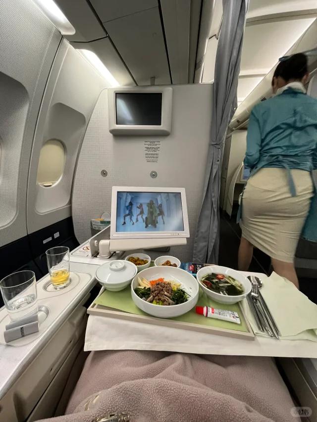 空姐这个职业，鱼龙混杂：正常乘务员，飞国内航线，一个月收入在一万元上下，一年大