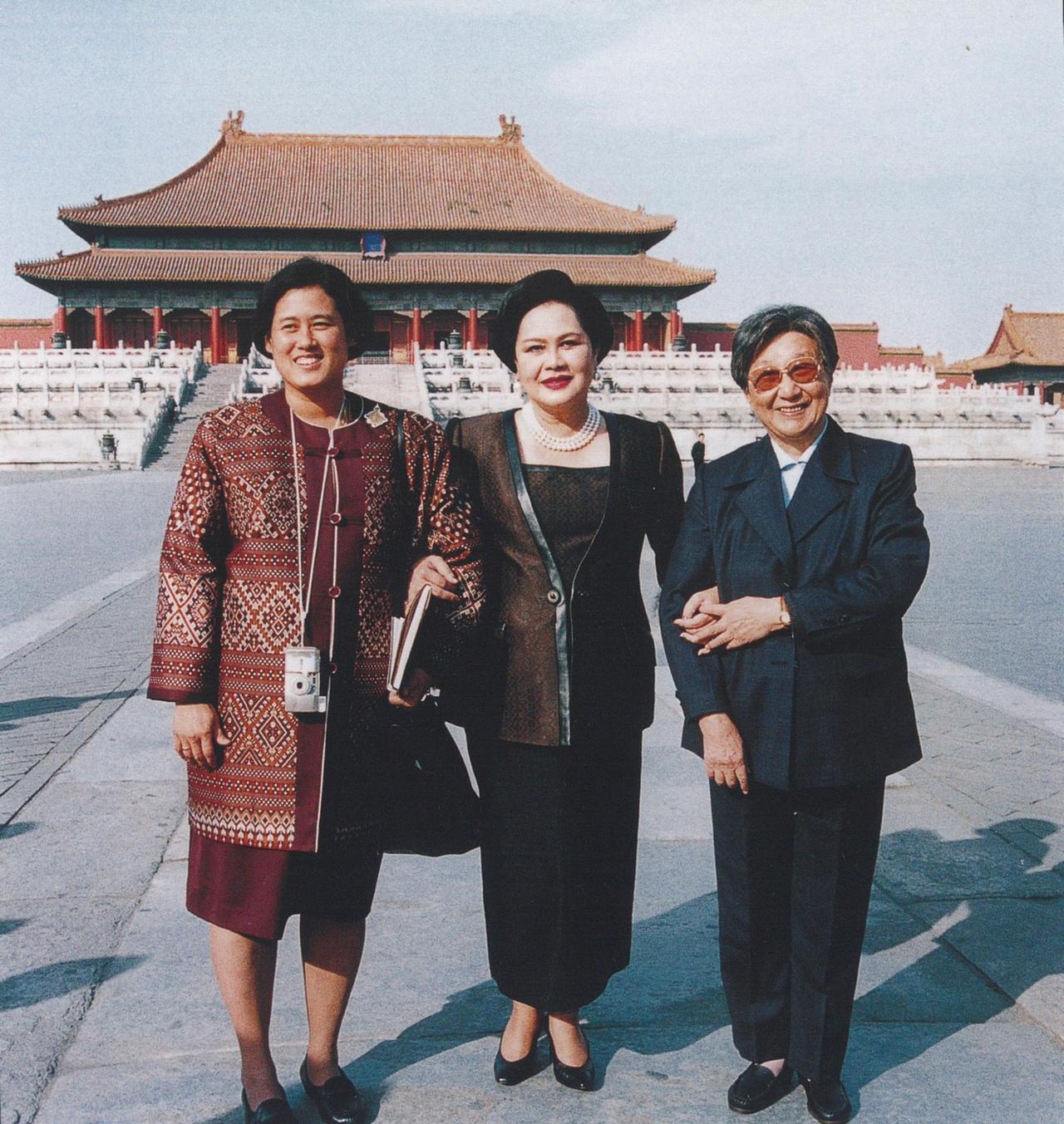 诗丽吉太后当年访华，在故宫前合影留念2000年10月17日，诗丽吉王太后与诗琳