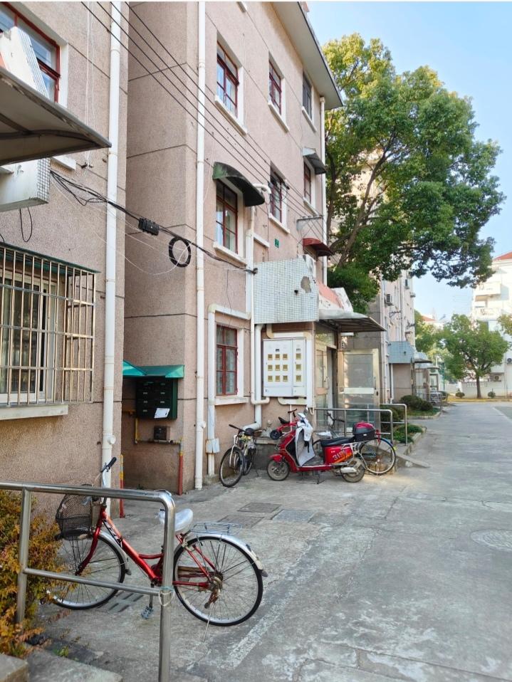 对面小区的一个老太太，昨天夜里悄无声息的走了，身边没有一个亲人陪伴。早晨我送