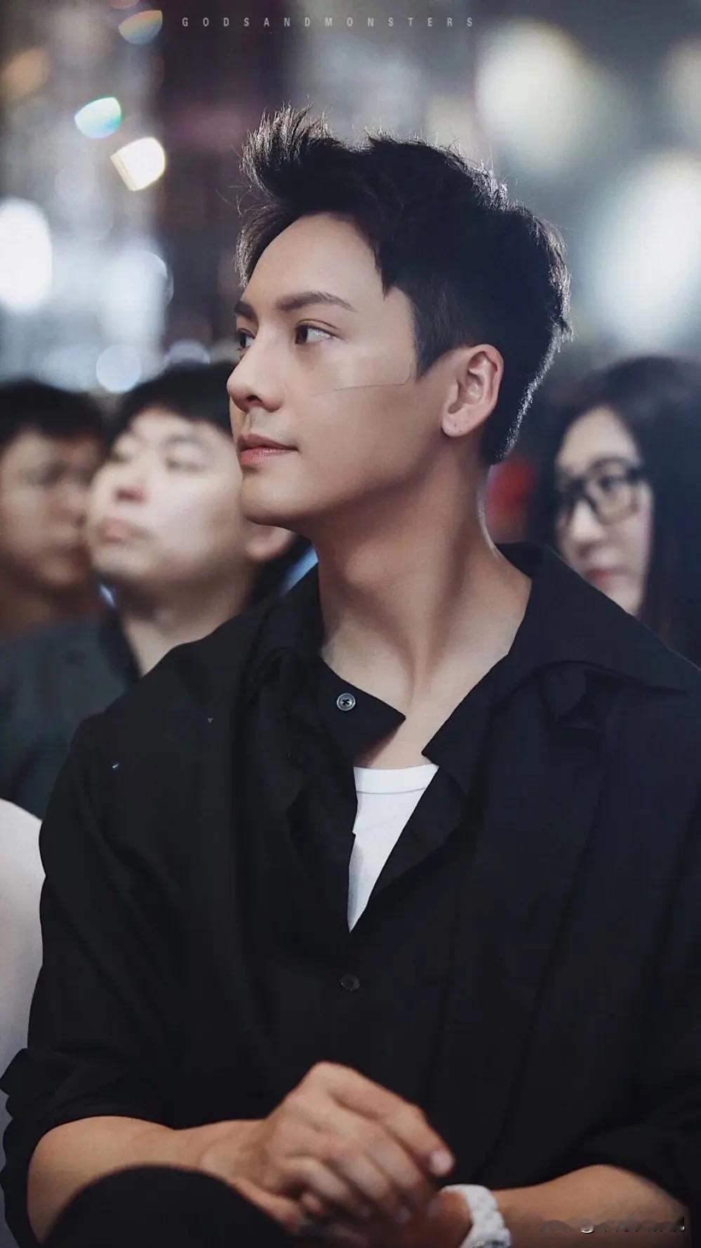 终于知道春晚为什么总请陈伟霆、张艺兴这些人了每年春晚一播，全家围在电视前的