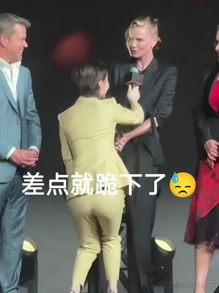 很多人觉得上海女主持人这种采访姿势有点卑躬屈膝。但也有人认为，放低姿态是为了避免