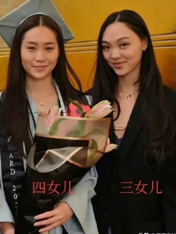 这是李连杰和第二任妻子利智所生的三女儿和四女儿，都没有遗传到利智的美貌，要说有一