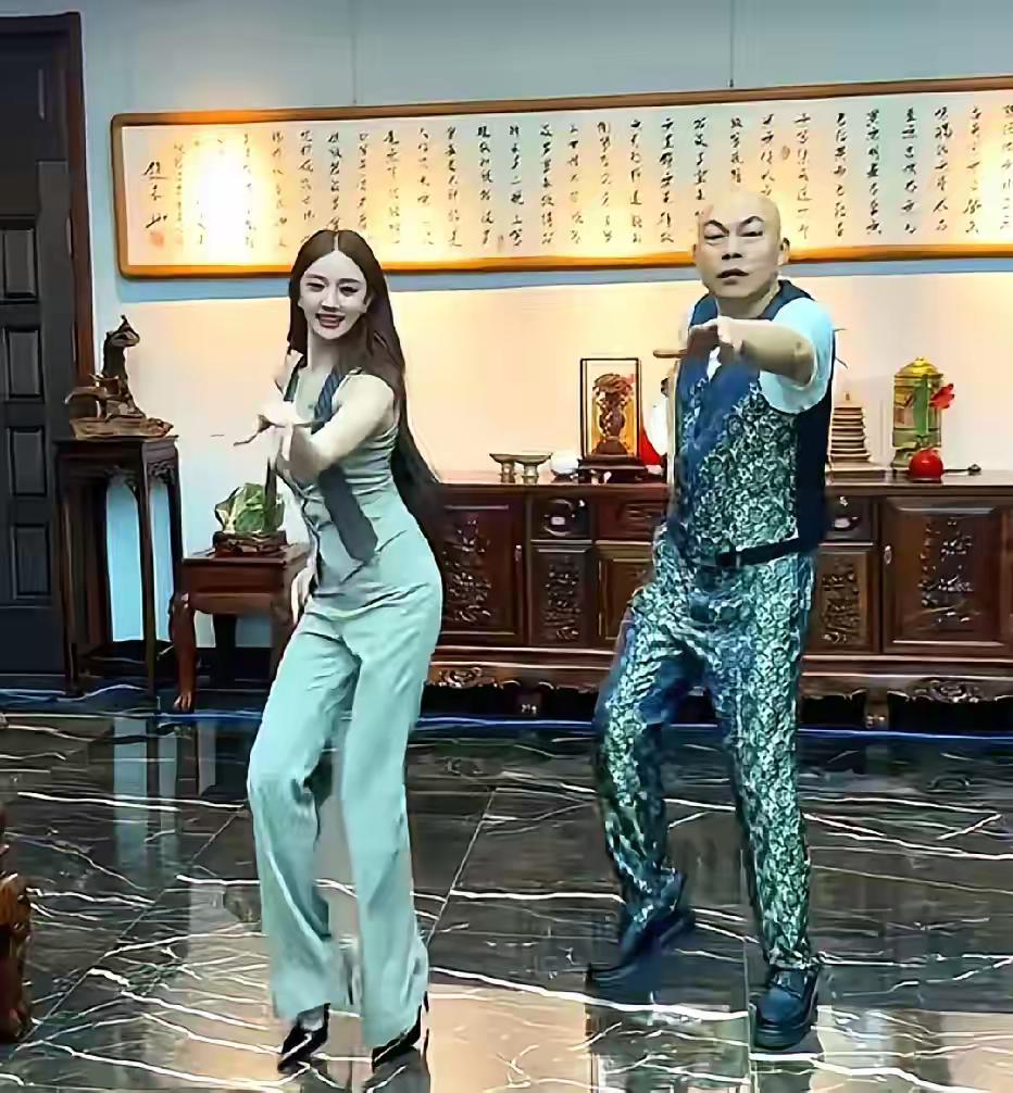 程野这是烧八辈子高香了，生个女儿这么漂亮！从视频里看，他这个闺女，不光脸蛋好看