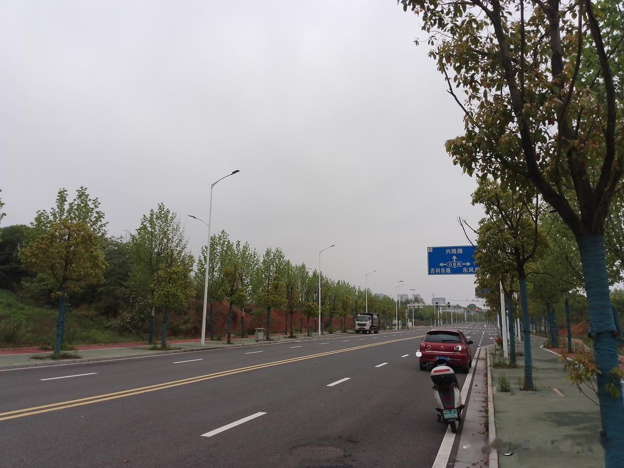 湘潭九华这片黄线合围的区域，多条道路已经建设完成，土地也平整。水、电等基础设施都