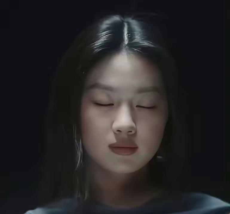 单依纯又冲上热搜了！其实这件事说白了，就是新生代歌手单依纯MV造型大面积