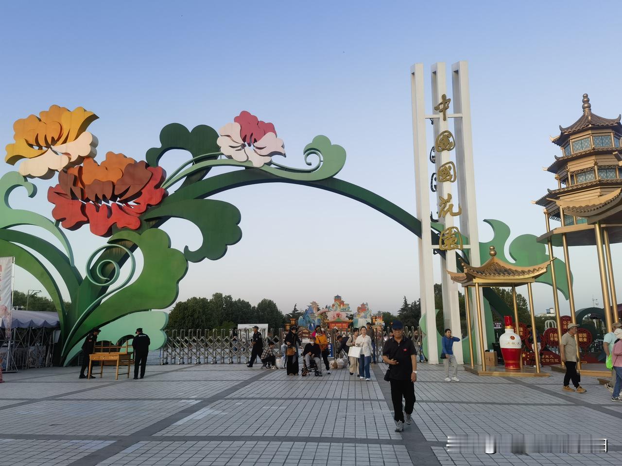 洛阳牡丹，真乃国色，素有“洛阳牡丹甲天下”之美誉。四月的洛阳牡丹节，吸引着全国各