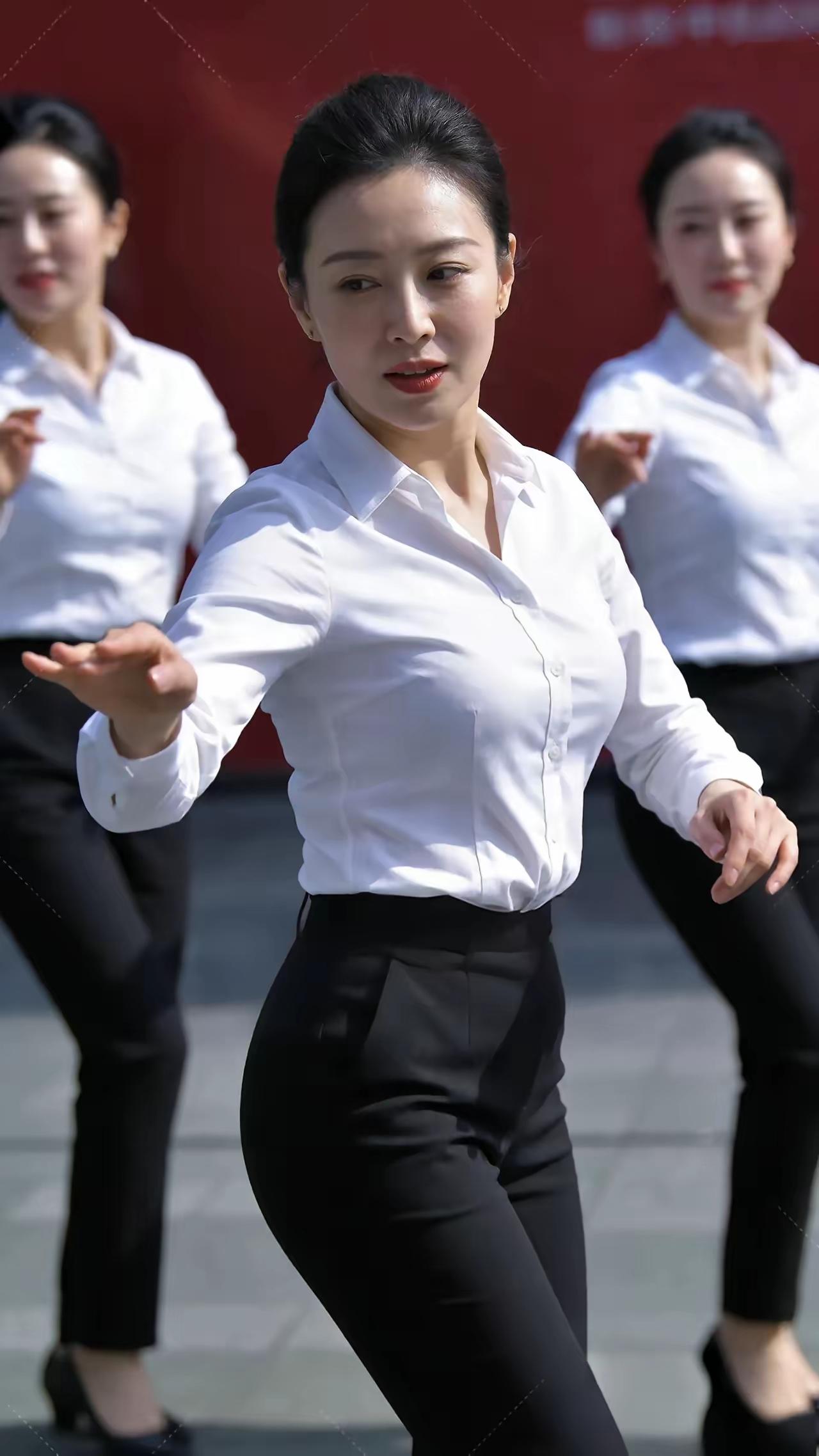 秦主任，越扒越有味！这段领舞《祝福祖国》的视频短时间爆火，一身白衬衫配西裤，活