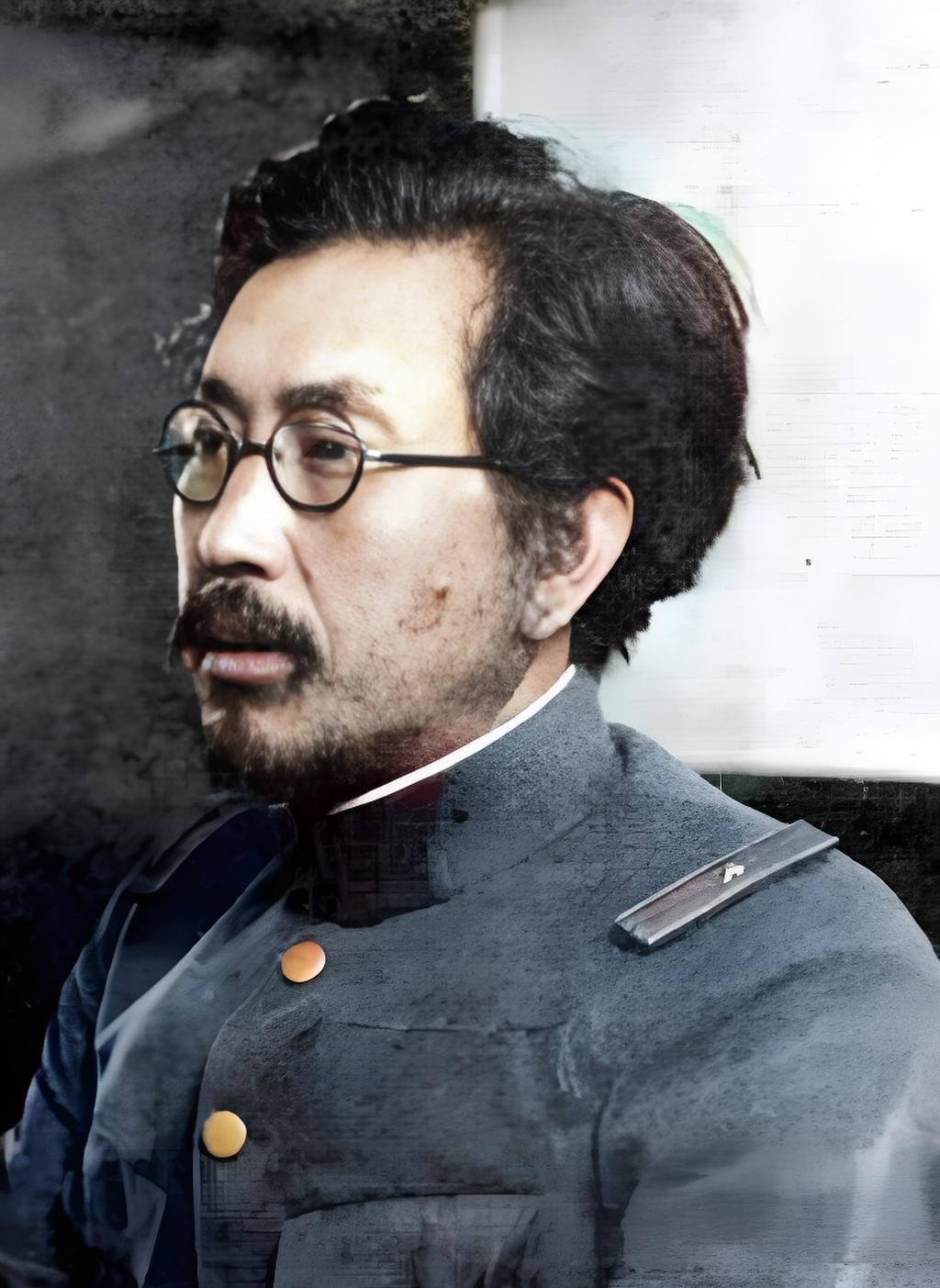 照片中的男人叫石井四郎，他是臭名昭著的日本关东军第731部队的创始人和最高指挥官