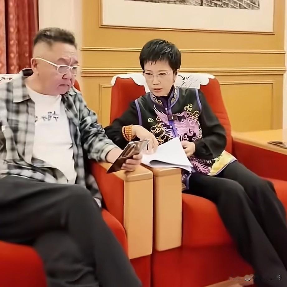 于谦这才叫聪明，叫活得明白！10月9日，乐龄重阳晚会后台，于谦和老一辈艺人姜昆、黄薇、朱时茂、唐国强