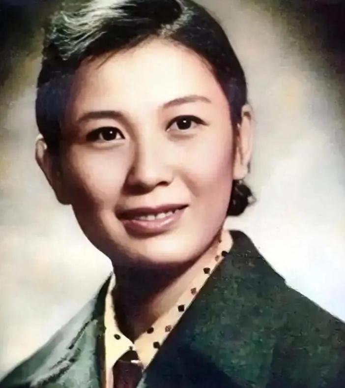 1948年，走投无路的严凤英在南京嫁给商号老板甘律之，离婚走人的时候连自己生下的