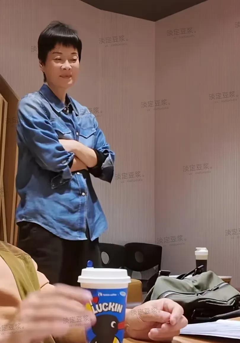 仔细看看她是谁？看你能认出来不？感觉她化妆和不化妆差别很大，化妆时很大气，不化妆