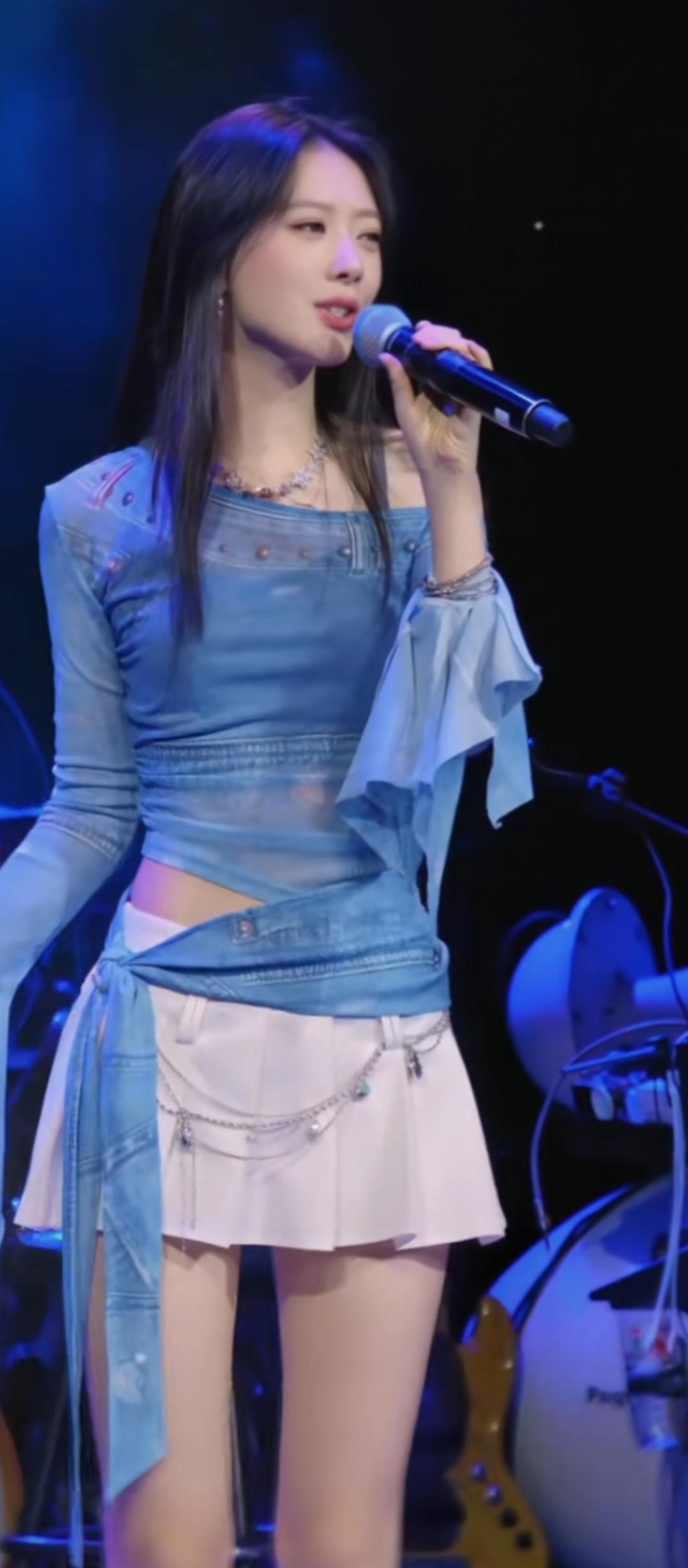 舞台上的她，散发着青春与活力的光芒！🎤✨