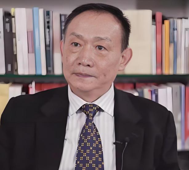 卢麒元真算得上敢说真话的硬骨头。他重新扒开晚清李鸿章时期尘封的旧事，将过往内