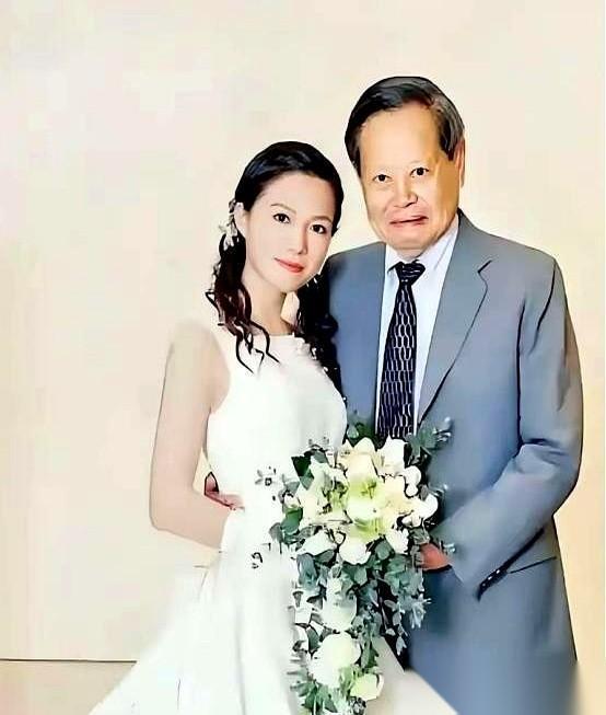 100岁了。躺在床上,轻轻喊一声“翁帆”。他说,我想看看你,顺便给我倒杯水。