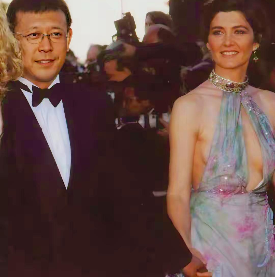 有网友在法国南部某葡萄庄园偶遇姜文，他身着深色西装，低调现身女儿姜一郎的婚礼现场