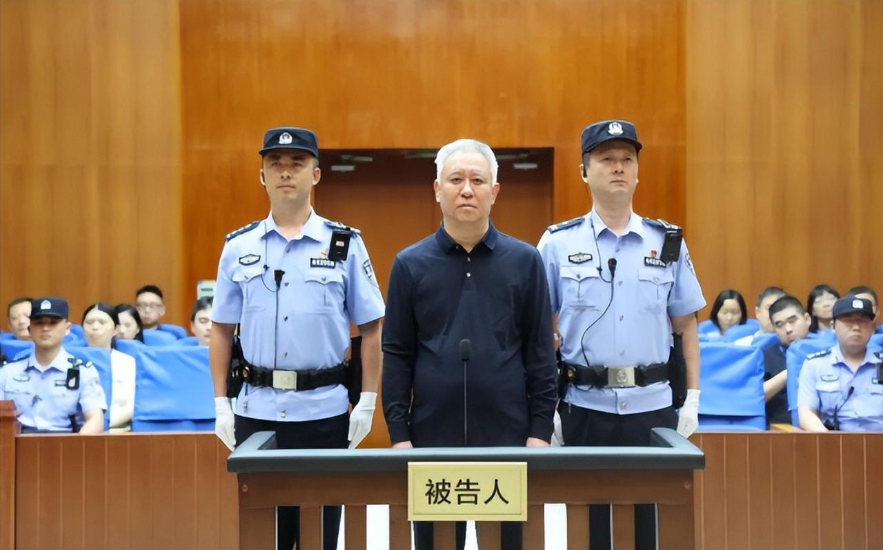 从中国首富到无期徒刑！许家印昔日三大靠山尽倒：一死一病一死缓许家印被判无期徒