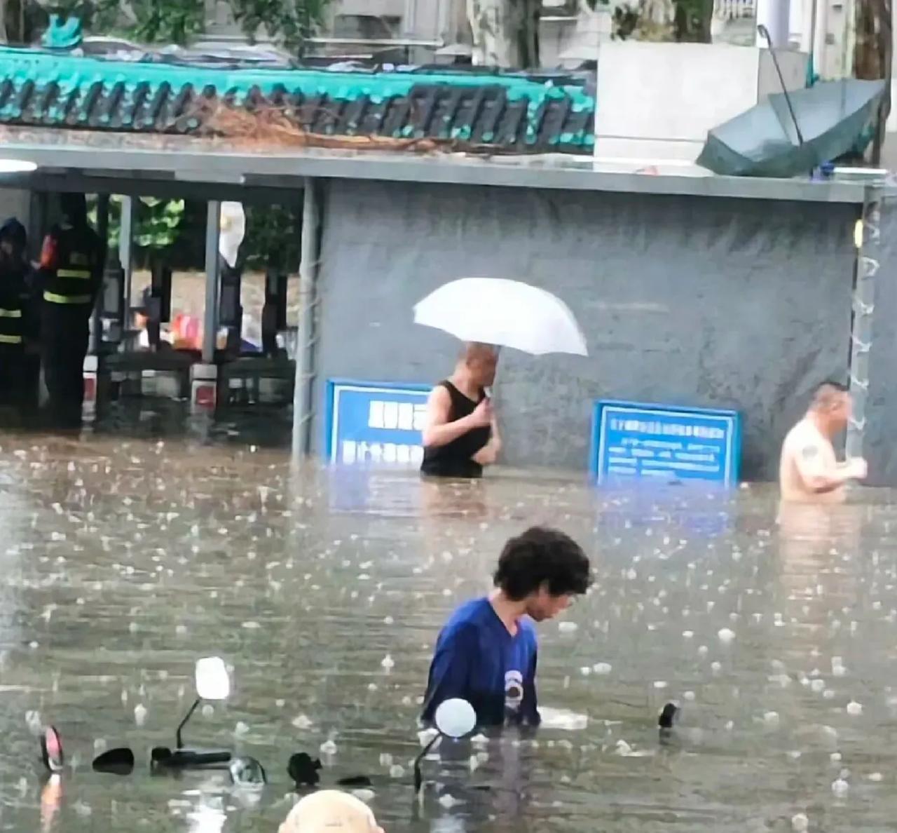武汉暴雨，武汉大学蓝色体恤小伙火了。昨天武汉大雨，我武汉大学