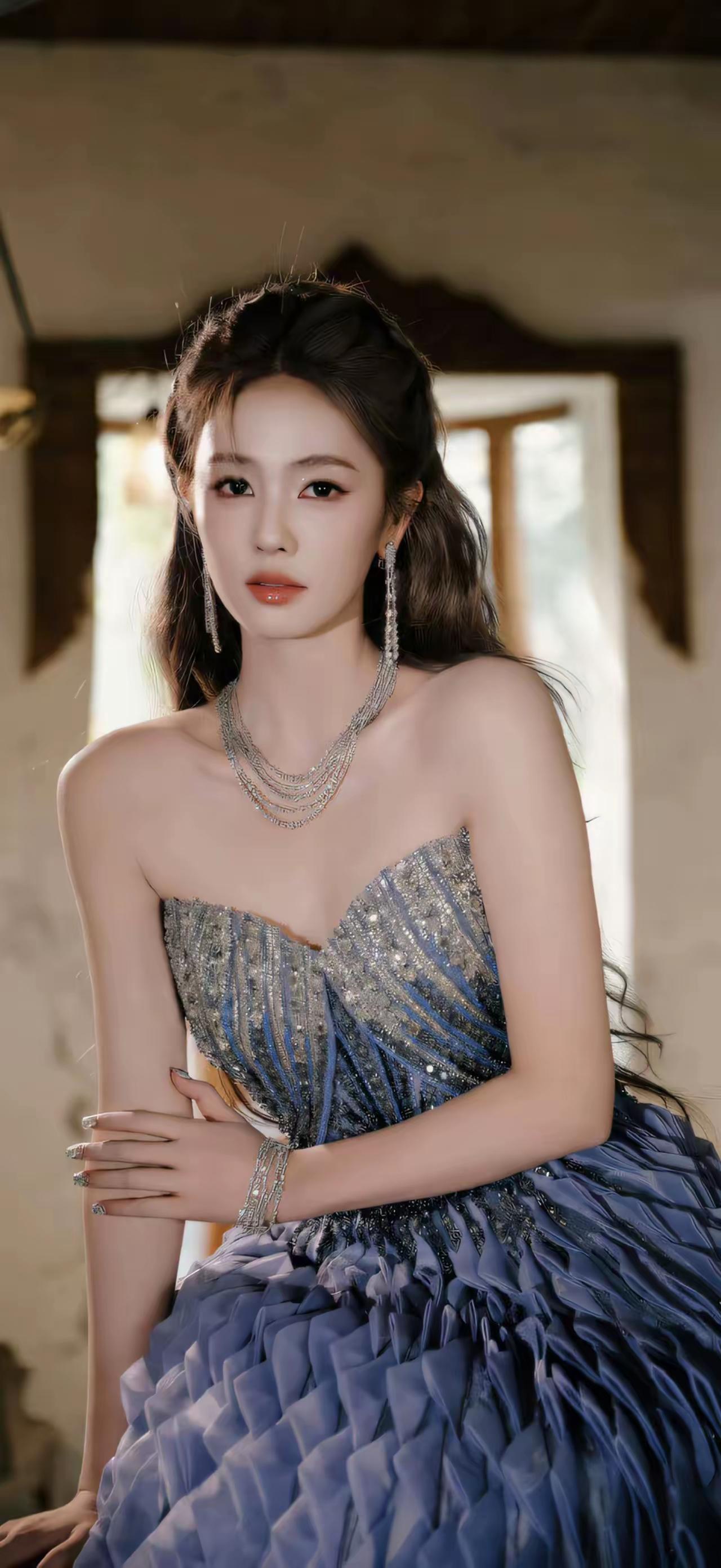 美女壁纸～白鹿，她在不同风格里解锁多样魅力：蓝调闪片礼服缀满星光，颈间珍珠衬出温