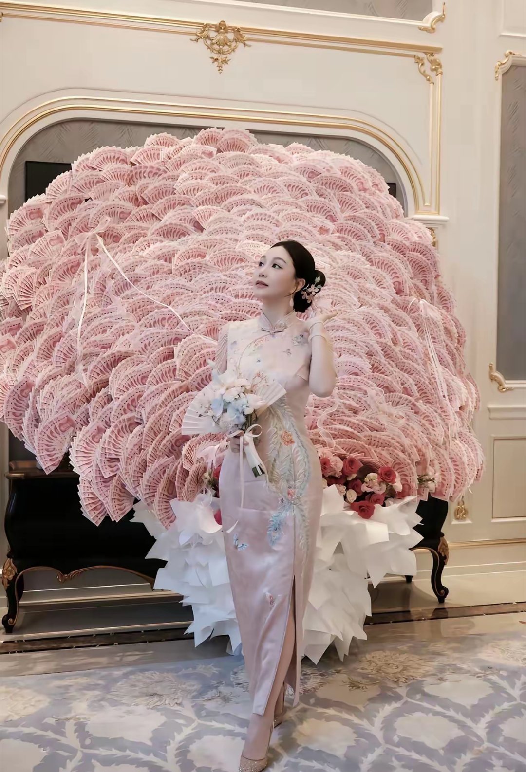 第一次见这么大花！7月10日刷屏的周大生老板娘46岁生日现金花束，估算150万
