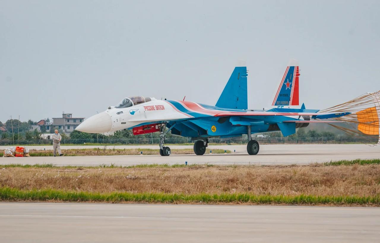 南昌飞行大会SU35S，地面静态第一次这么近距离看重型战斗机，有一说一su35