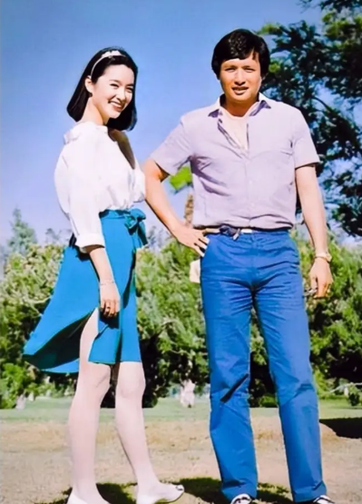 上世纪70年代末，林青霞和秦祥林热恋时的这张合影，真是男帅女靓，不愧被媒体称作一
