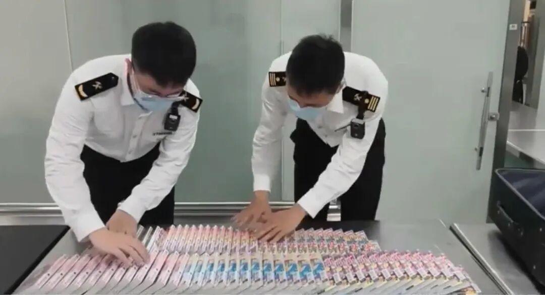 厦门，机场入境大厅。一名女子推着行李箱，走得挺自然，选了无申报通道，结果机器不答