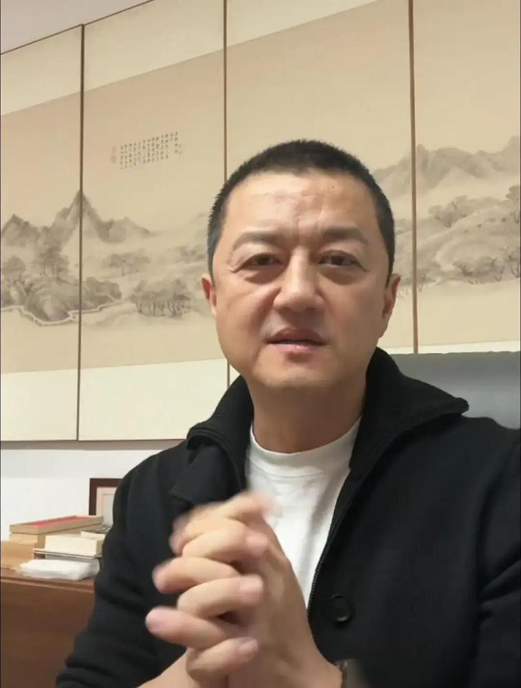 李亚鹏把最后一盏茶喝完，屏幕黑了。三个月前，他宣布停更所有带货号，把茶具、毛笔、