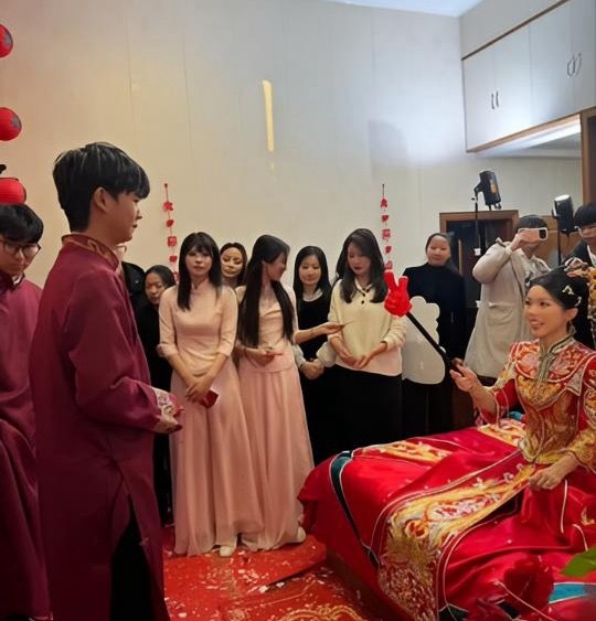 25岁卢昱晓低调现身江苏好友婚礼，虽素颜出镜，也难掩天然清丽底子。着装简约随性，