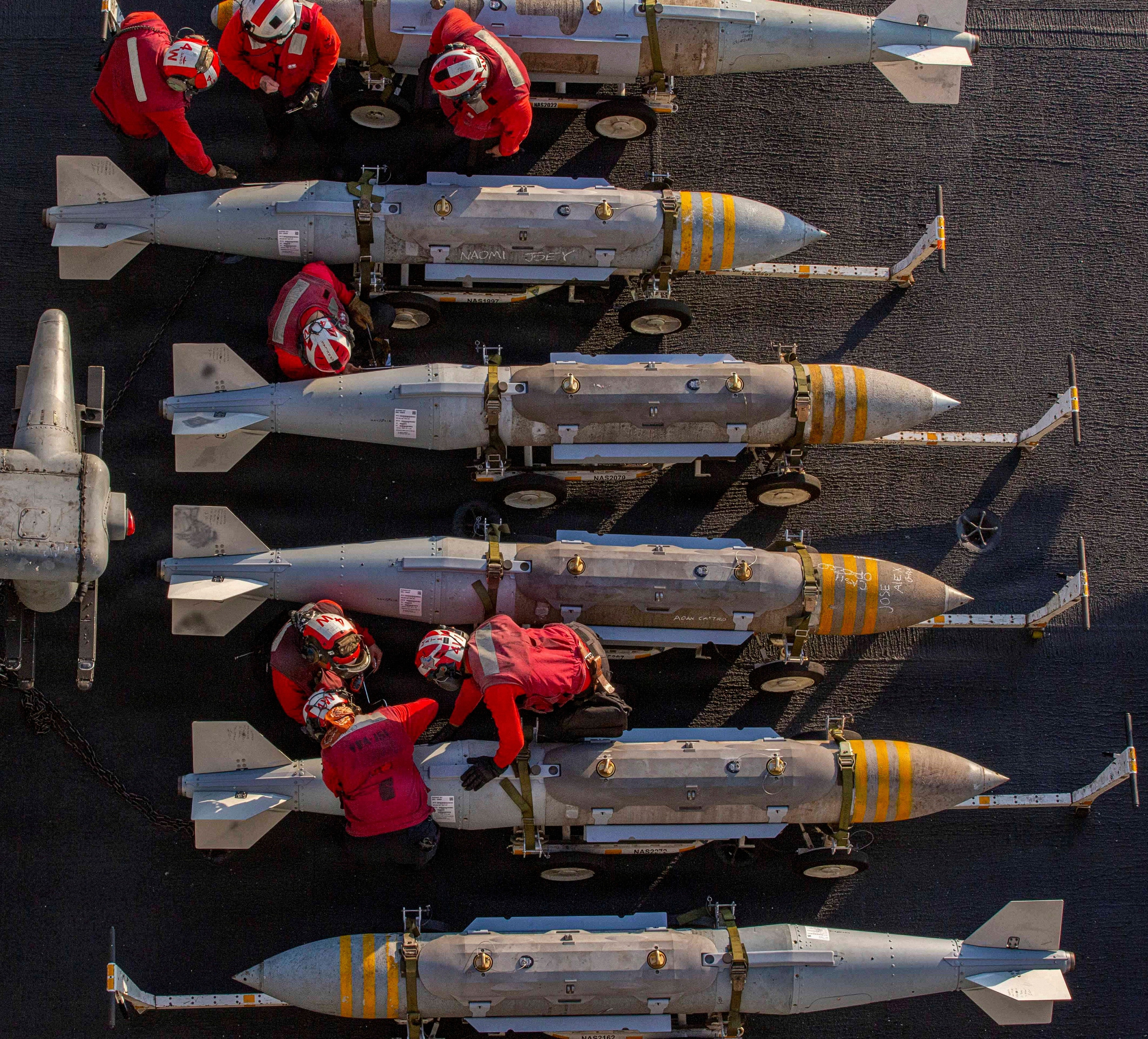 高分辨率图像史诗狂怒行动期间甲板上的制导炸弹