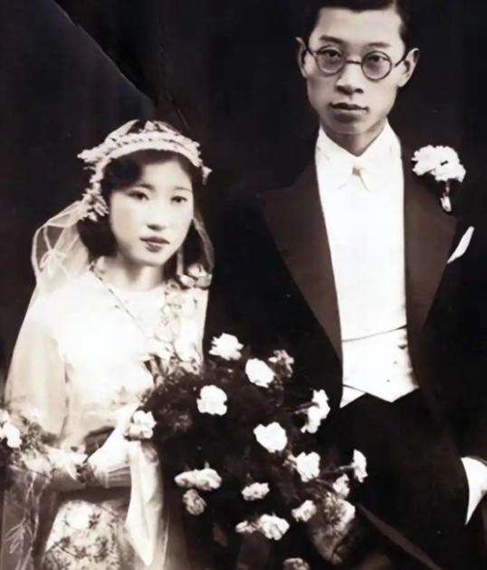1939年，31岁傅雷出轨女高音歌唱家成家榴，俩人爱得死去活来。26岁妻子朱梅馥