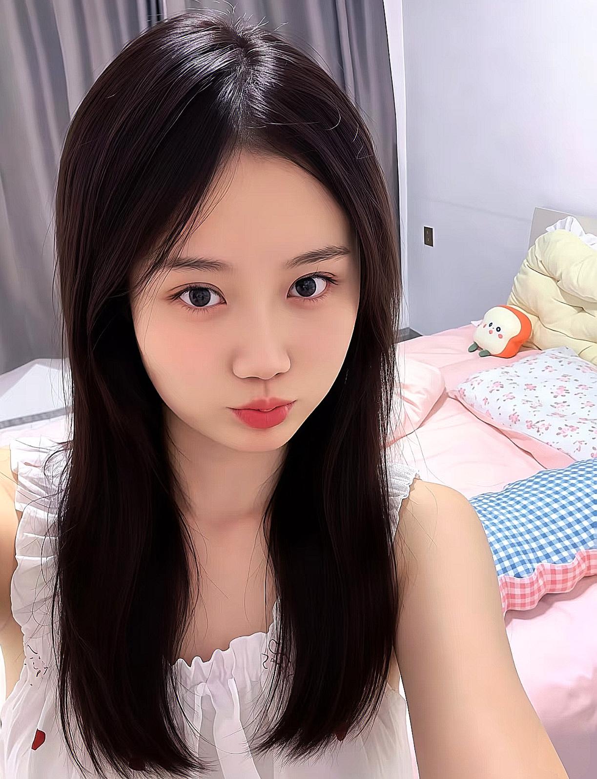 在家穿睡衣的小可爱，嘟着嘴似乎想说什么。